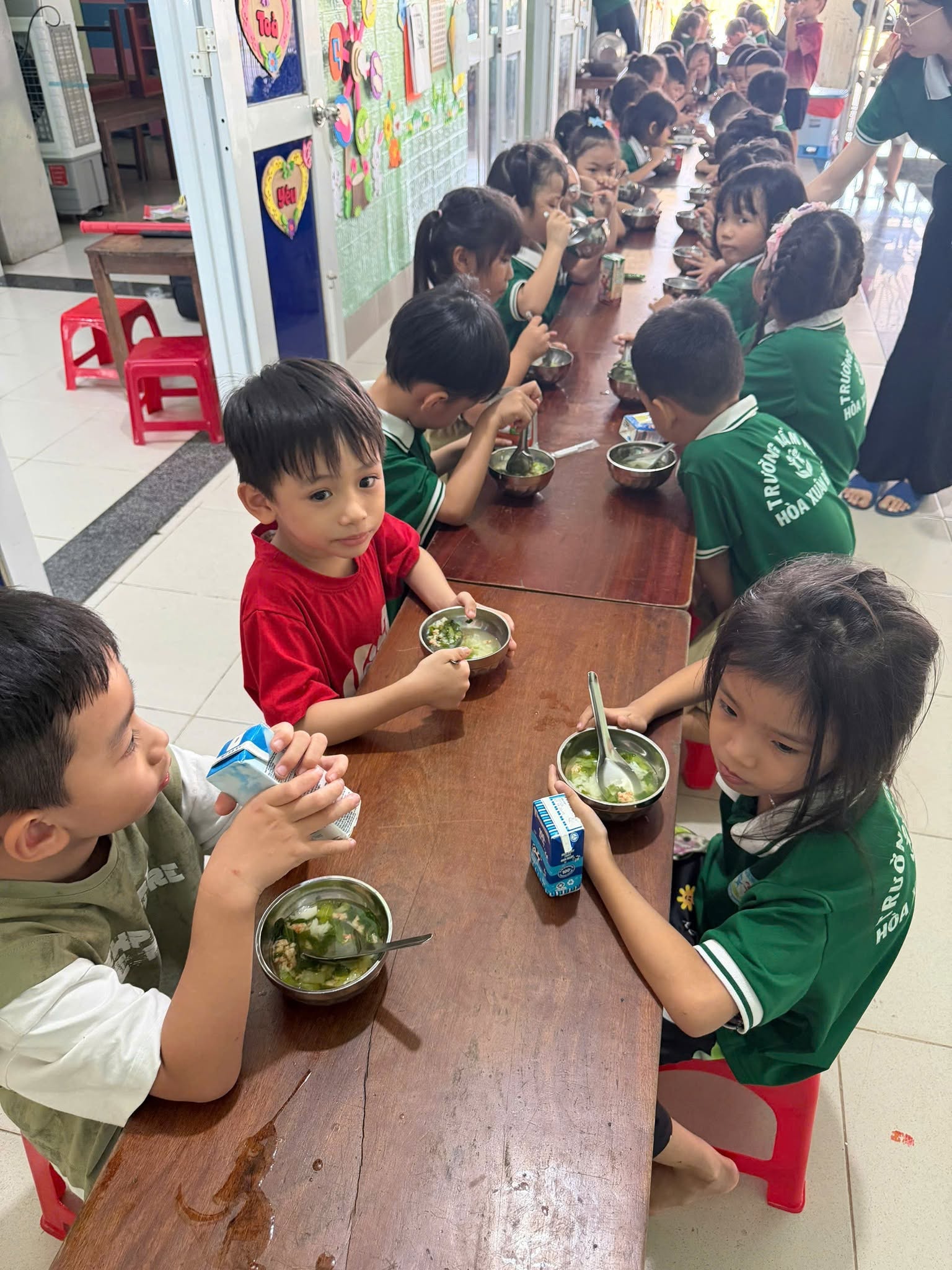 Học sinh tại trường trong chuyến khảo sát