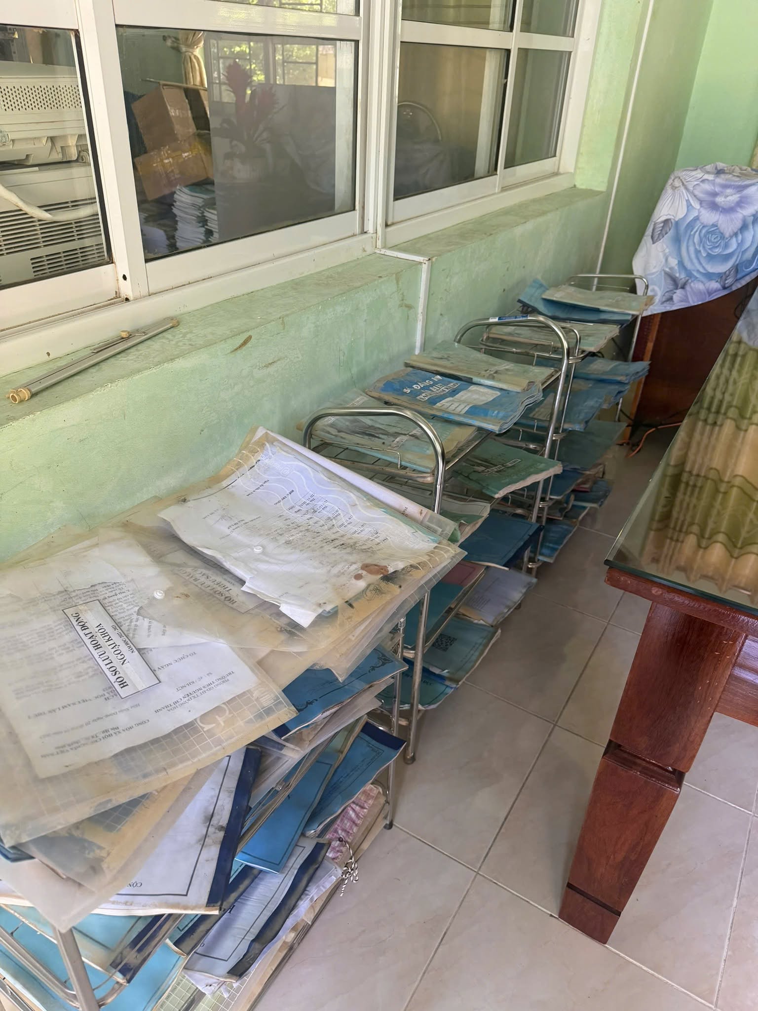 Tài liệu và bàn ghế cần được phục hồi